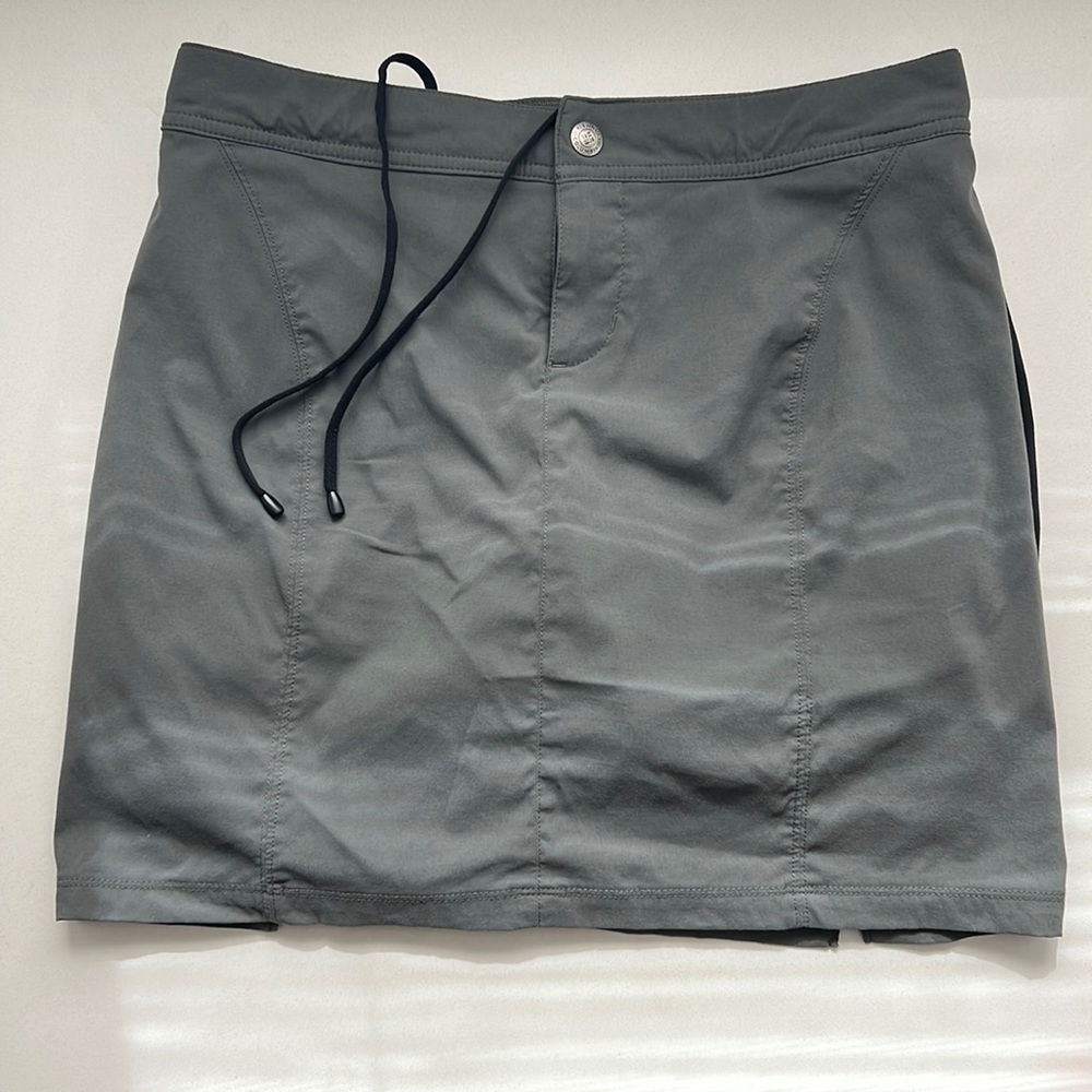 Columbia Trail Skort Size 6 green gray in color